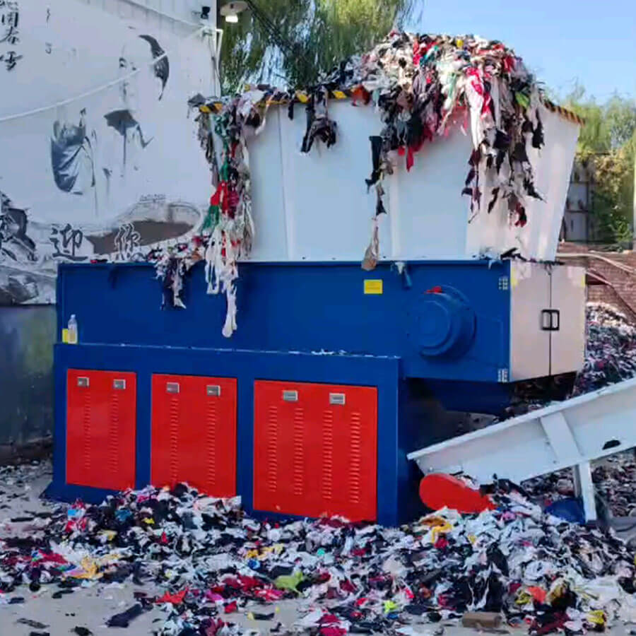 Single shaft shredder working site, single shaft shredder can shred all kinds of waste wood, plastic, clothes, head materials - Henan Reacore