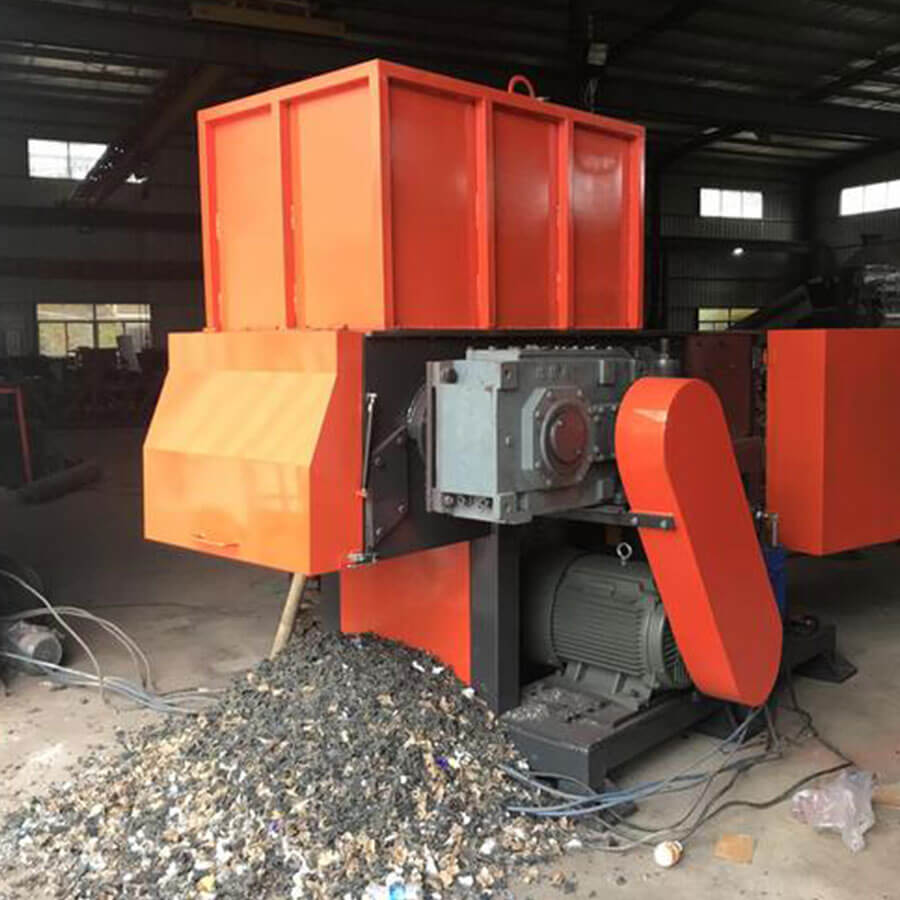 Single shaft shredder working site, single shaft shredder can shred all kinds of waste wood, plastic, clothes, head materials - Henan Reacore