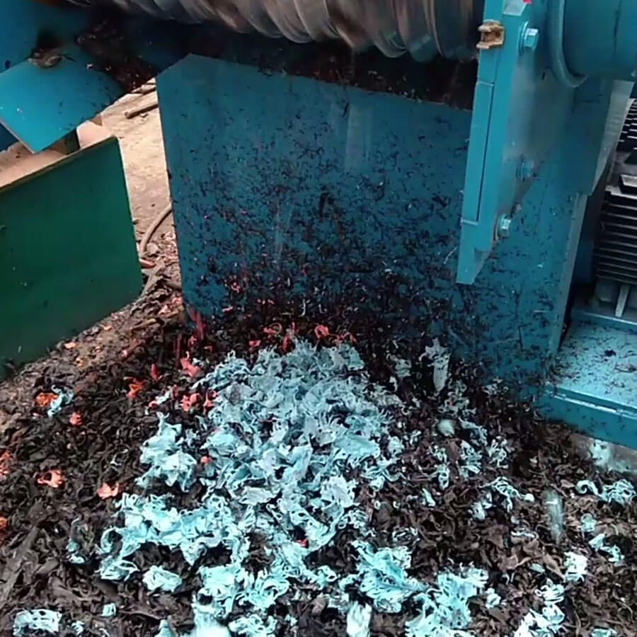 Single shaft shredder working site, single shaft shredder can shred all kinds of waste wood, plastic, clothes, head materials - Henan Reacore