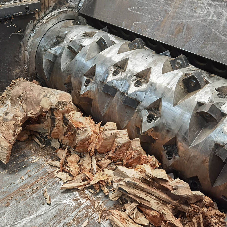 Single shaft shredder working site, single shaft shredder can shred all kinds of waste wood, plastic, clothes, head materials - Henan Reacore