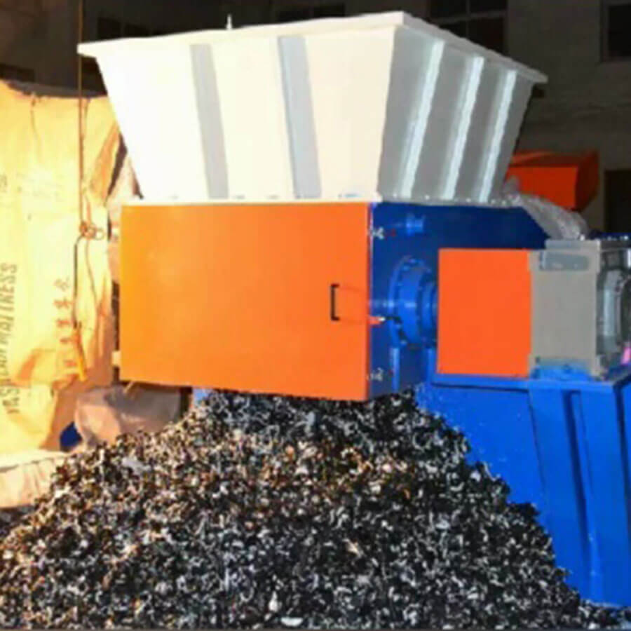 Single shaft shredder working site, single shaft shredder can shred all kinds of waste wood, plastic, clothes, head materials - Henan Reacore