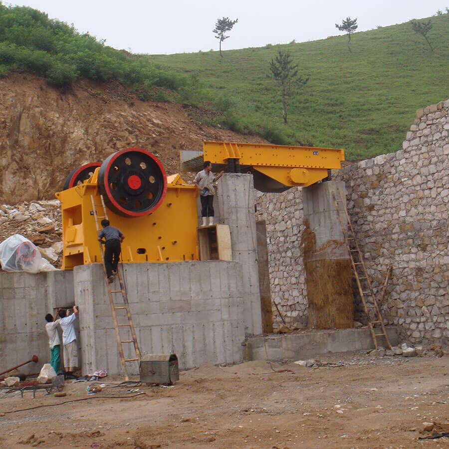 Special equipment for sand and gravel production line, jaw crusher working site - Henan Reacore