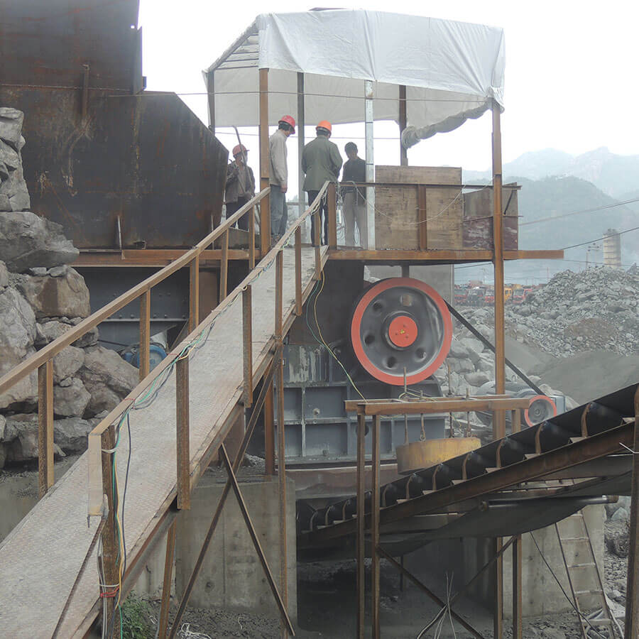 Special equipment for sand and gravel production line, jaw crusher working site - Henan Reacore