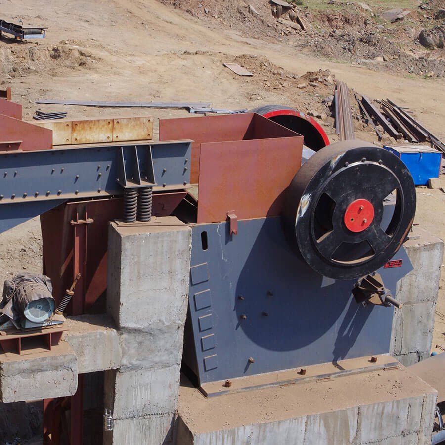Special equipment for sand and gravel production line, jaw crusher working site - Henan Reacore