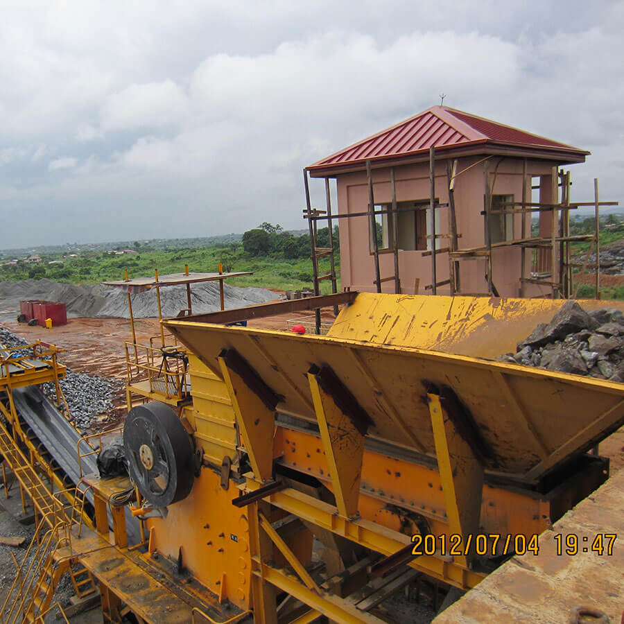 Special equipment for sand and gravel production line, jaw crusher working site - Henan Reacore