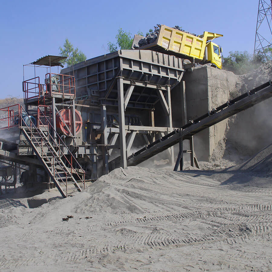 Special equipment for sand and gravel production line, jaw crusher working site - Henan Reacore